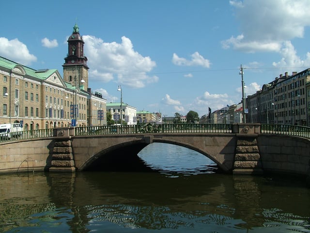 Many buildings in the old part of the city were built along canals.