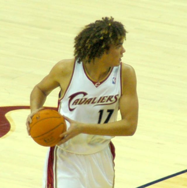 Anderson Varejão, in a 2006 home game for the Cavaliers