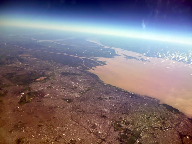 The city of Buenos Aires sits along the southern coast of the Río de la Plata.