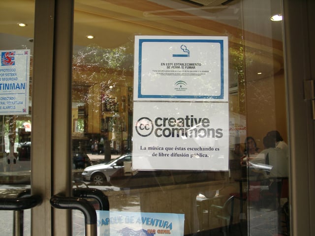 A sign in a pub in Granada notifies customers that the music they are listening to is freely distributable under a Creative Commons license.