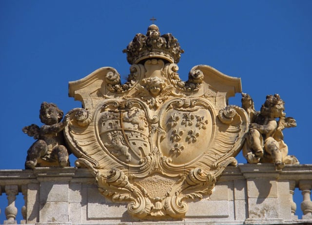 Shield of the Queen Elisabeth Farnese in the main facade.