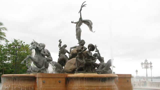 Statues where people gather in Old San Juan