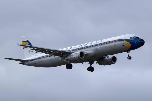A Lufthansa Airbus A321-200 in 1960s retro livery.