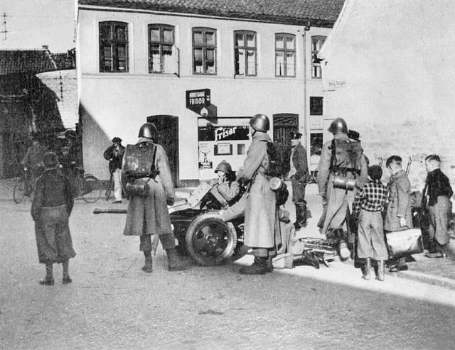 Five Danish soldiers with a 37mm anti-tank gun outside Hertug Hansgades Hospital in Haderslev on the morning of 9 April 1940