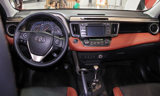 Pre-facelift Interior