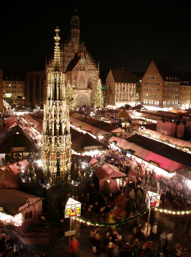 Christkindlesmarkt with Schöner Brunnen