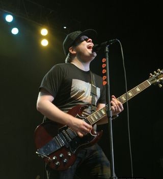Stump performing with Fall Out Boy in 2006