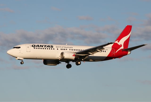 Qantas (Jetconnect) Boeing 737-400 landing at Melbourne Airport