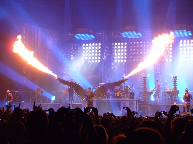 Rammstein playing "Engel" in Madison Square Garden (11 December 2010)