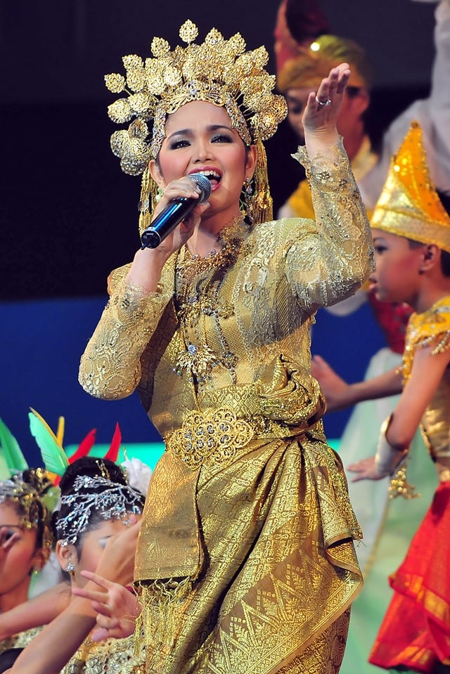 Siti Nurhaliza performing as the opening act for the Kuala Lumpur International Film Festival 2008.