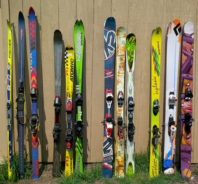 Four groups of different ski types, from left to right: 1. Non-sidecut: cross-country, telemark and mountaineering 2. Parabolic 3. Twin-tip 4. Powder