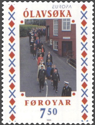 The skrúðgonga is the annual procession of the officials from the Løgting's house to the Cathedral and back.