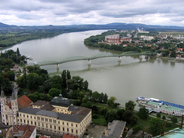 At Esztergom and Štúrovo, the Danube separates Hungary from Slovakia