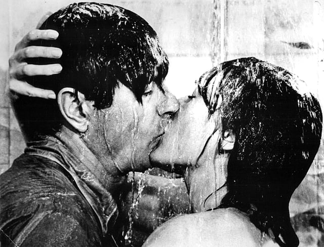 Rock Hudson and Julie Andrews kissing in film Darling Lilli