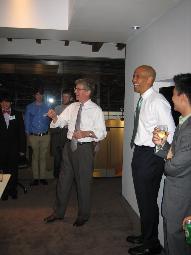 Booker at a fundraiser with New York County District Attorney candidate Cyrus Vance Jr. in 2009