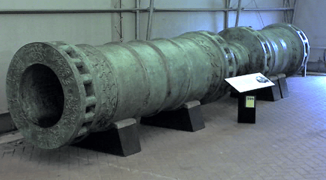 The Dardanelles Gun, cast by Munir Ali in 1464, is similar to bombards used by the Ottoman besiegers of Constantinople in 1453 (British Royal Armouries collection).