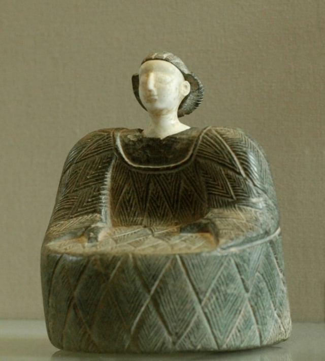 Female statuette wearing the kaunakes. Chlorite and limestone, Bactria, beginning of the 2nd millennium BC.