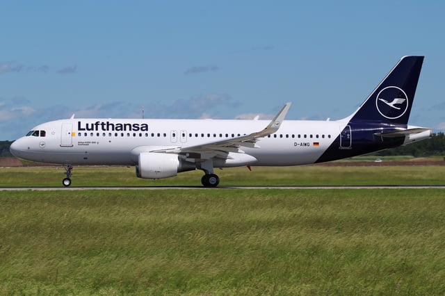 A Lufthansa Airbus A320-200 in the current livery.