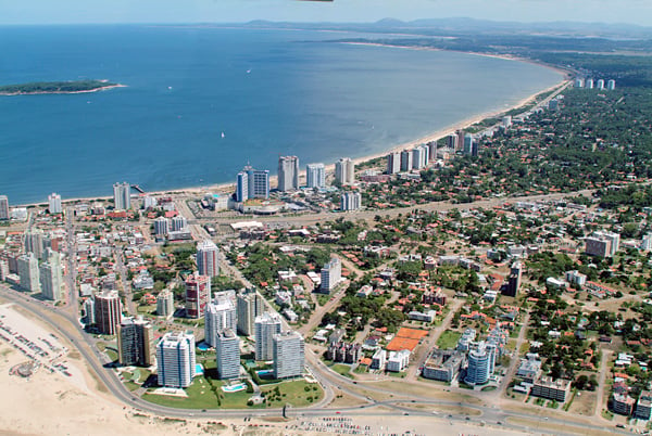 Chiverta Ave. from Playa Brava (Rough Sea Beach) to Playa Mansa (back). Gorriti Island.