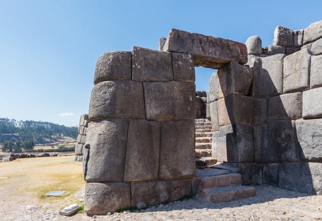 Sacsayhuamán is an Inca ceremonial fortress located two kilometers north from Cusco, is the greatest architectural work done by the Incas during its apogee.