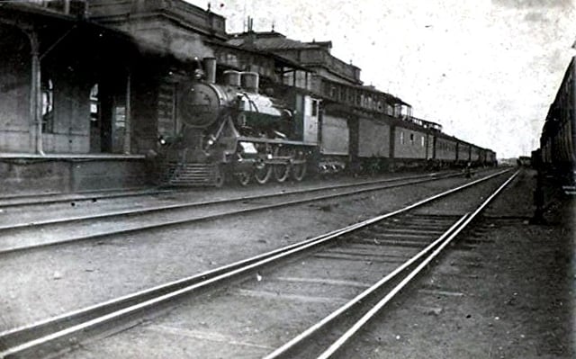 VR Class Hv1 steam locomotive at Turku railway station in the 1920s