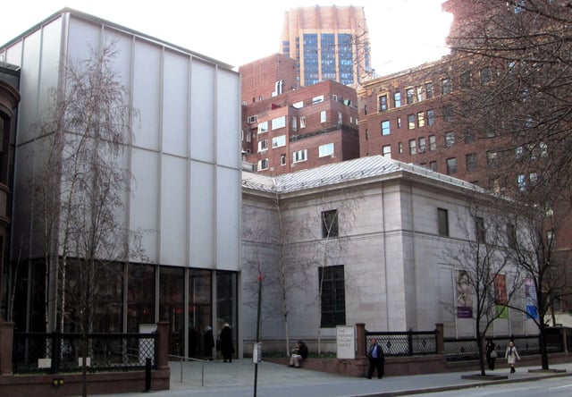 The Renzo Piano-designed entrance building (2006, left) and the Benjamin Wistar Morris-designed annex building (1928, right).