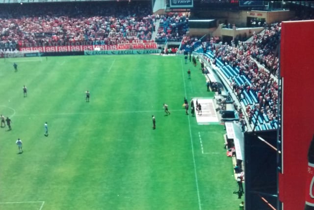 Torres entering the pitch on his debut for Atlético Madrid on 27 May 2001