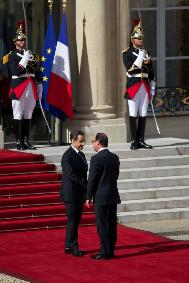 Hollande (right) and outgoing President Nicolas Sarkozy at Élysée Palace on inauguration day, 15 May 2012