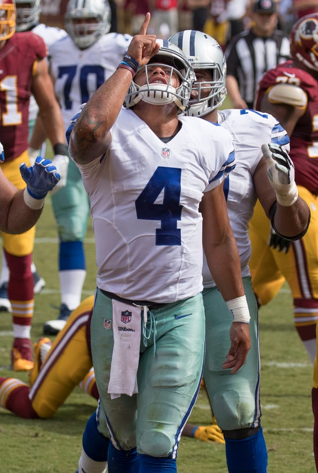 Prescott playing against the Washington Redskins in 2016