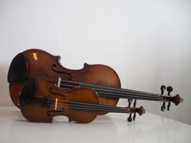 Fractional (1⁄16) and full size (4⁄4) violins