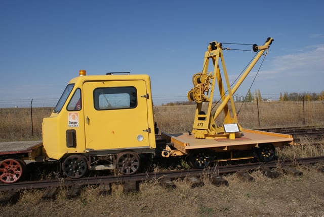 CNR derrick car (Sylvester Manufacturing Company, Kalamazoo Railway Supply Company). Mounted on a push car, pulled with a speeder or draisine.