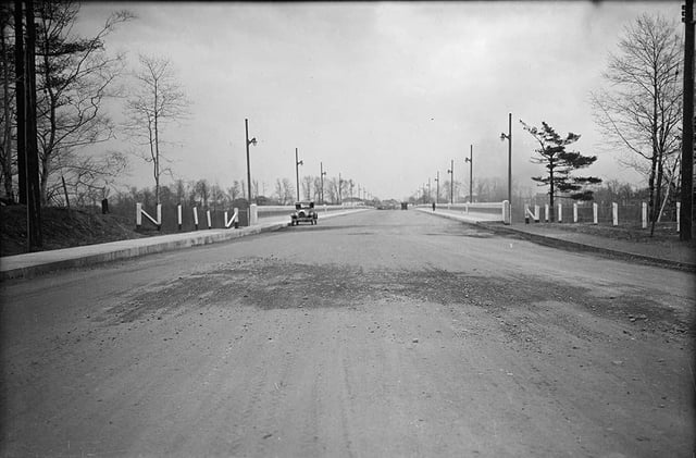 Looking south on Millwood Road to Leaside Viaduct, 1928