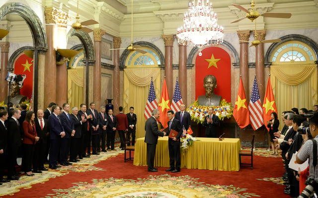 US Secretary of State Rex Tillerson accompanies US President Donald Trump to a commercial deal signing ceremony with Vietnamese President on 12 November 2017.