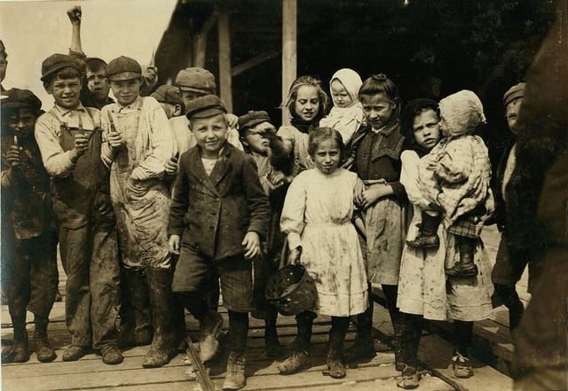 Child workers, Pass Christian, 1911, by Lewis Hine