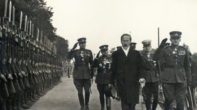President Antanas Smetona inspects the Lithuanian Army soldiers