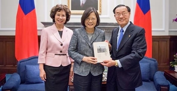 Elaine Chao and her father James Si-Cheng Chao met Taiwanese President Tsai Ing-wen at the Presidential Office in Taipei, Taiwan in 2016