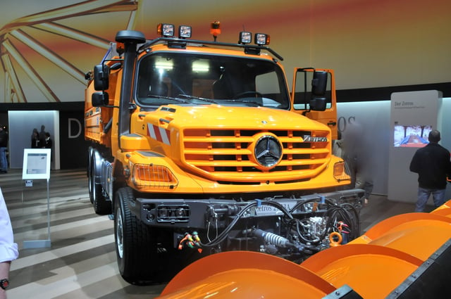 Mercedes-Benz Zetros used for snowplowing