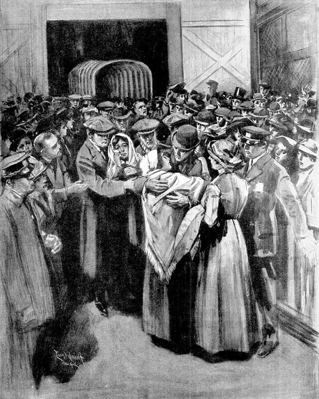 According to an eyewitness report, there "were many pathetic scenes" when Titanic's survivors disembarked at New York.