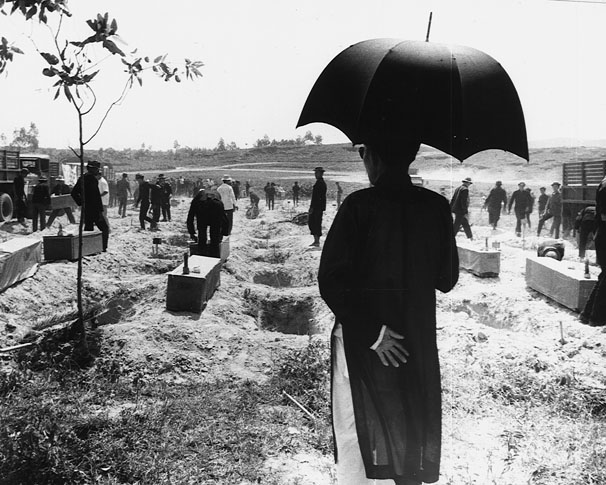 Interment of victims of the Huế Massacre