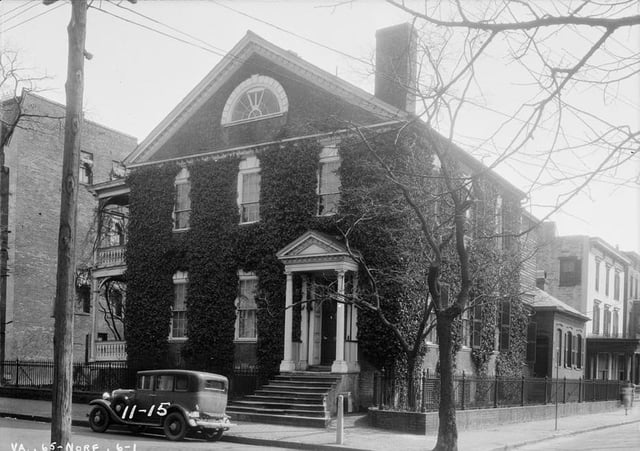 Taylor-Whittle House (c. 1790), now occupied by the Junior League of Norfolk-Virginia Beach and the Norfolk Historical Society