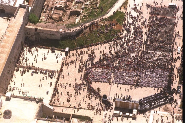 Bar mitzvah for 1,000 immigrant boys from Russia at the Western Wall, 1995