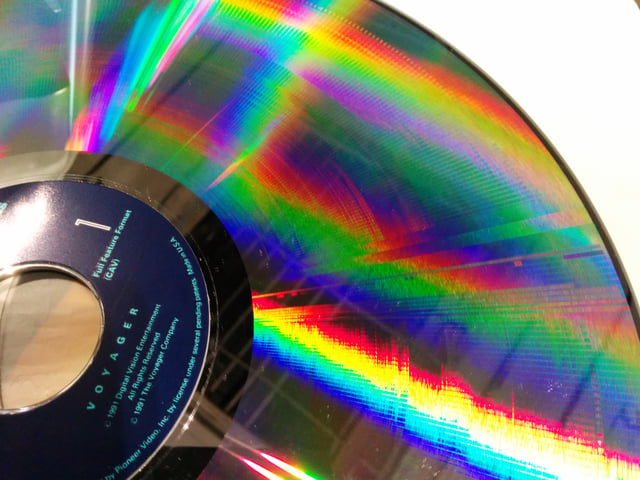Constant Angular Velocity LaserDisc showing the NTSC field setup and individual scanlines.  Each rotation has two such regions.