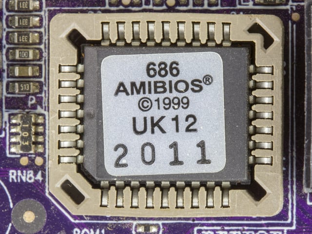 American Megatrends BIOS 686. This BIOS chip is housed in a PLCC package in a socket.