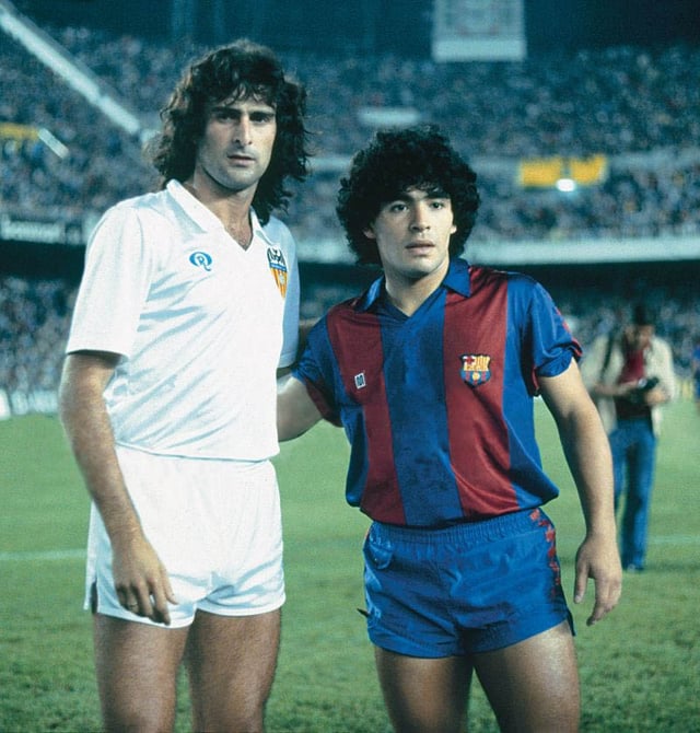Maradona with his fellow countryman Mario Kempes before a Barcelona match against Valencia