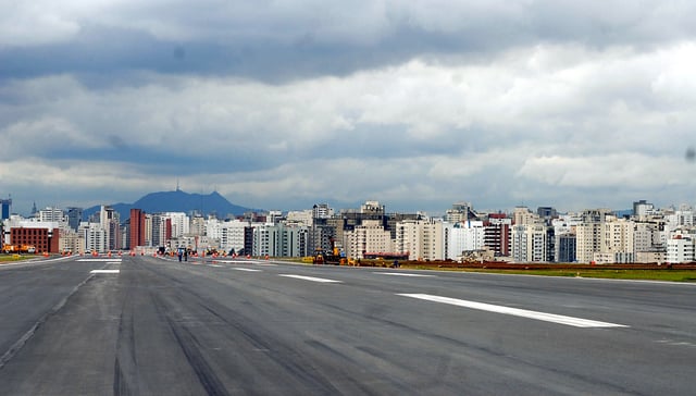 Workers added grooves to the main runway at Congonhas Airport in 2007