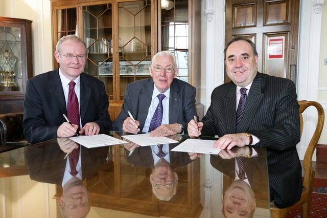 First Minister Ian Paisley (DUP) center, his deputy Martin McGuinness (Sinn Féin) left, and Scottish First Minister Alex Salmond right in 2008