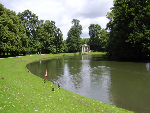 Round Oval lake at Althorp with the Diana memorial beyond