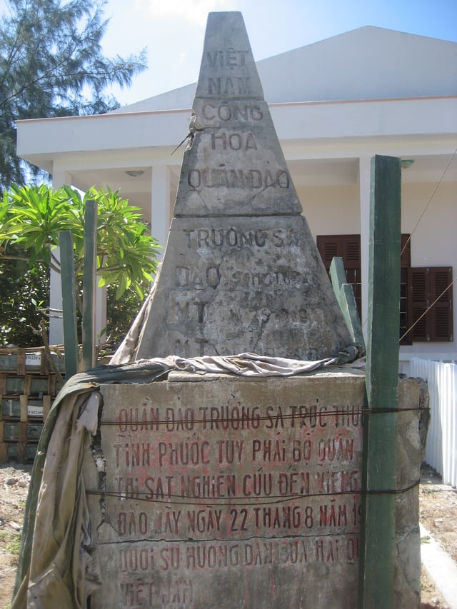Territorial monument of the Republic of Vietnam (South Vietnam) on Southwest Cay, Spratly Islands, defining the cay as part of Vietnamese territory (tp Phước Tuy Province). Used since 22 August 1956 until 1975, when replaced by another one from the Socialist Republic of Vietnam (successor state after the Fall of Saigon)