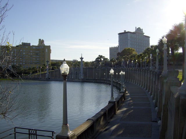 Lake Mirror Park in downtown Lakeland, with surrounding City Hall and Lakeland Terrace Hotel