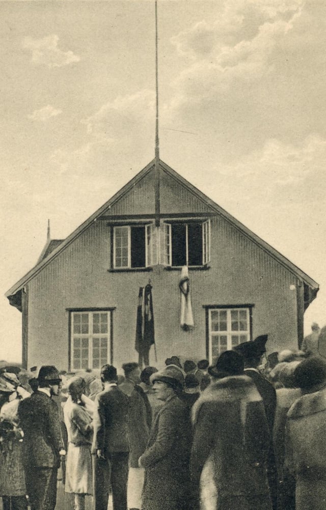 Scandal at Ólavsøka 1930 - the Dannebrog was overhauled and the Merkið hoisted - at this time the unofficial flag of the Faroes.
